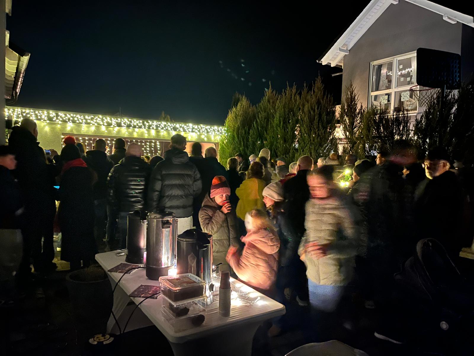 Besucherinnen und Besucher beim Lebendigen Adventskalender am Brunnenhübel