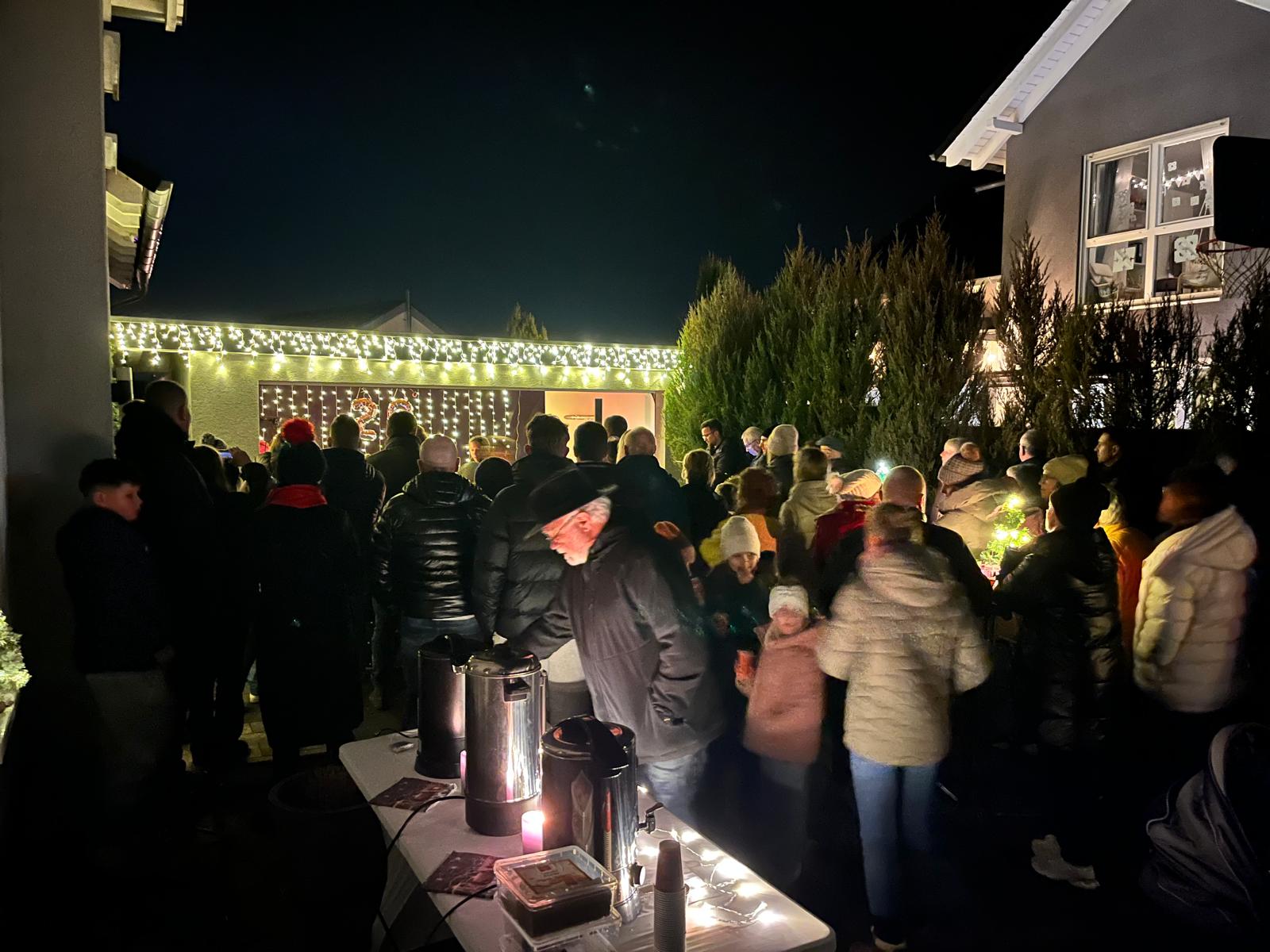 Das Publikum vor der weihnachtlich beleuchteten Bühne